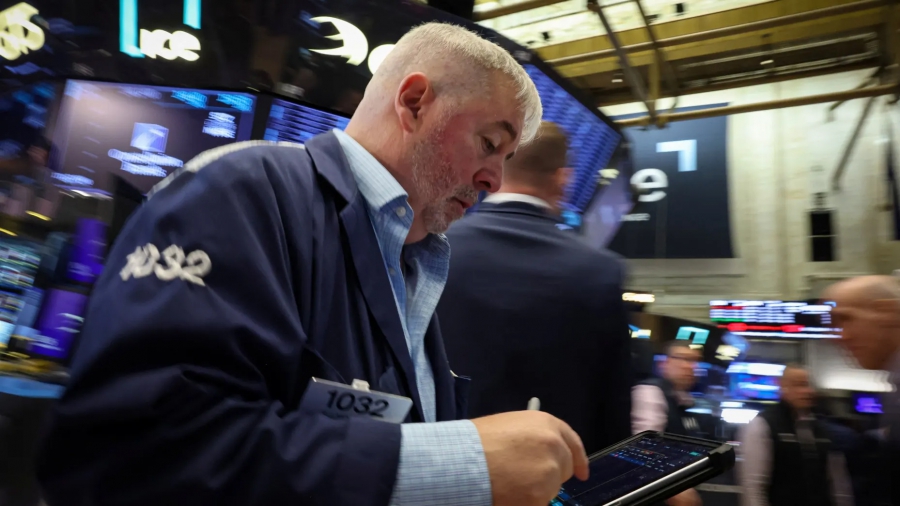 Τα futures του Dow εκτινάσσονται κατά 400 μονάδες, το πετρέλαιο υποχωρεί 6% - Οι θέσεις εργασίας αυξήθηκαν κατά 109.000 τον Απρίλιο