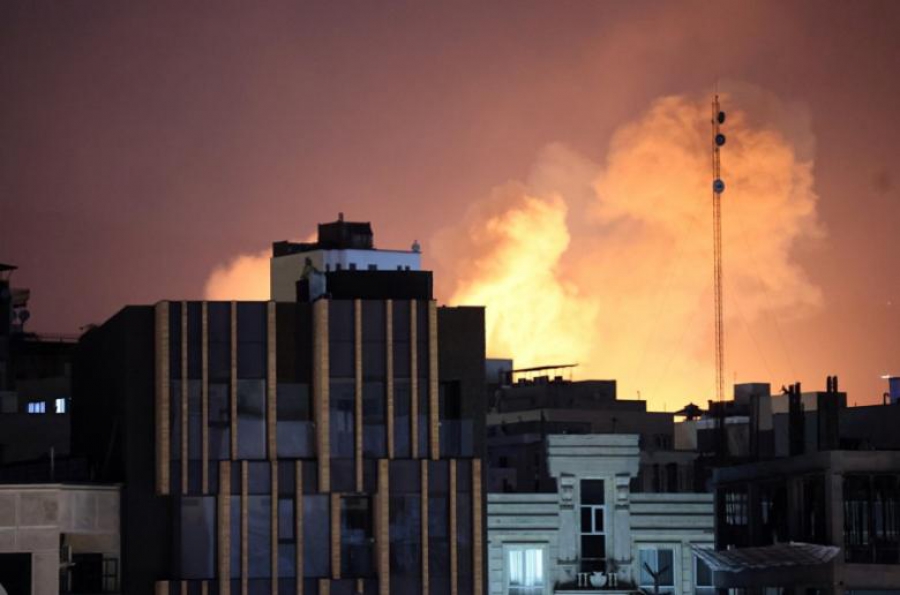 Στις φλόγες πετρελαϊκές εγκαταστάσεις στην Τεχεράνη - Συνεχίζεται το σφοδρό σφυροκόπημα στο Ιράν - Σειρήνες στο Ισραήλ, «πλήγμα ακριβείας» στη Βηρυτό