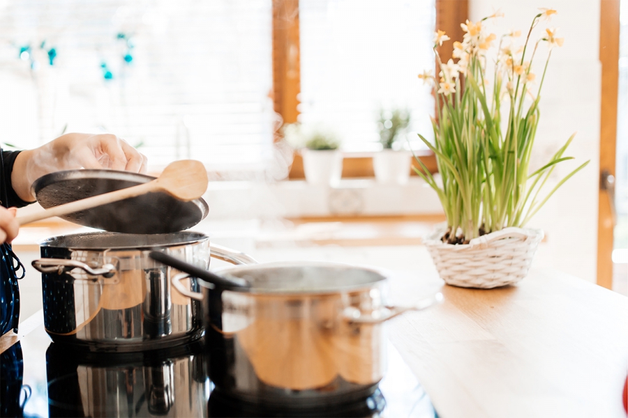 Lockdown και μαγειρική: Τα λάθη που «πονούν» το ρεύμα και την τσέπη μας