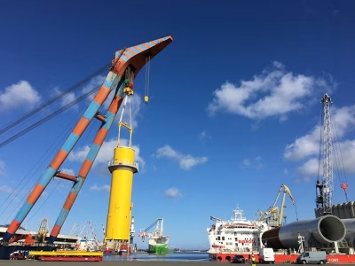 Η πρώτη ανεμογεννήτρια τοποθετήθηκε στο μεγαλύτερο υπεράκτιο αιολικό πάρκο των ΗΠΑ