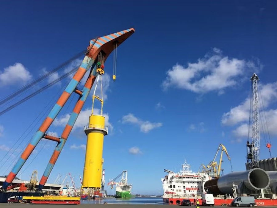 Η πρώτη ανεμογεννήτρια τοποθετήθηκε στο μεγαλύτερο υπεράκτιο αιολικό πάρκο των ΗΠΑ