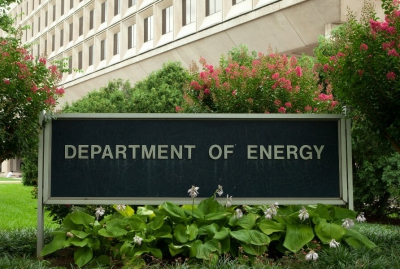 Οι ΗΠΑ ακύρωσαν 7,6 δισ. δολ. σε ενεργειακά έργα δημοκρατικών πολιτειών