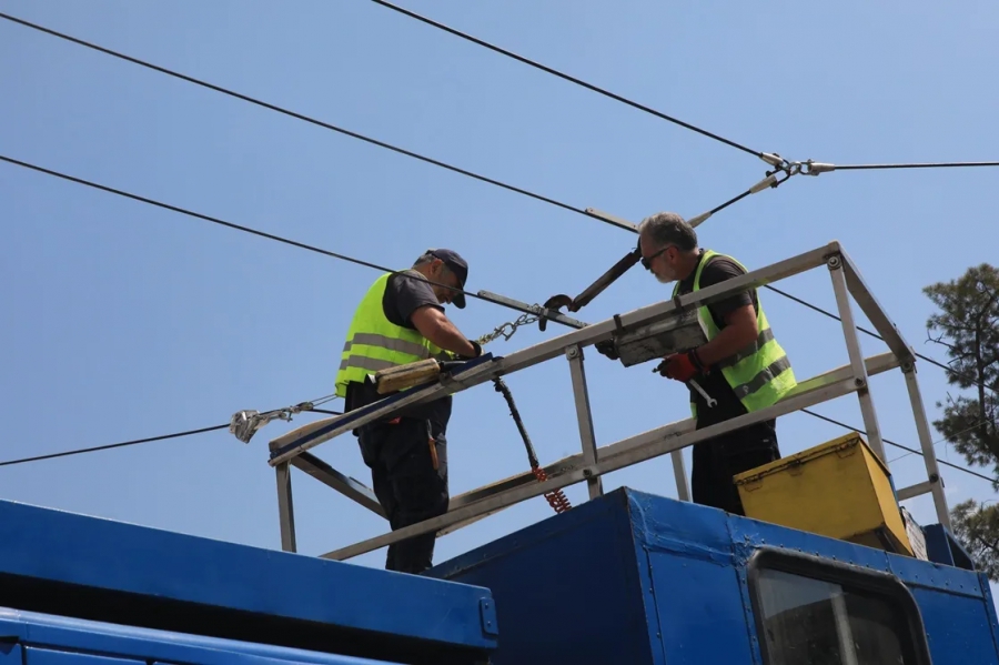 Κυκλοφοριακό αμόκ στο κέντρο της Αθήνας λόγω πτώση καλωδίου του τρόλεϊ στην Ομόνοια