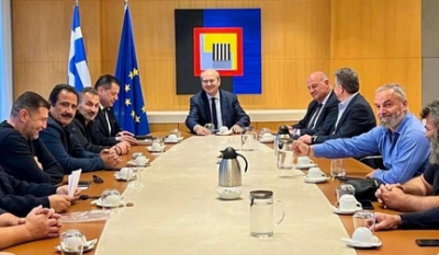 Συνάντηση Χατζηδάκη - Τσιάρα με αγρότες: Η κυβέρνηση δεν μπορεί να υπερβεί τη συμφωνία με την Κομισιόν για τις επιδοτήσεις