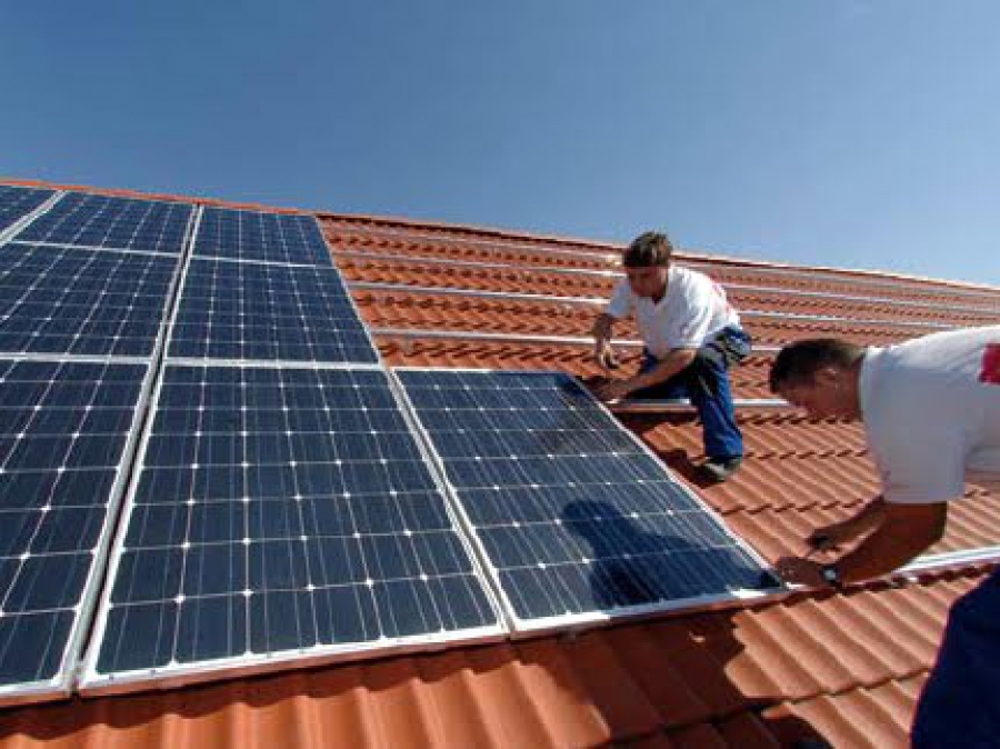 «Φωτοβολταϊκά στη στέγη» μόνο για τα νοικοκυριά - Εκτός επιχειρήσεις και αγρότες