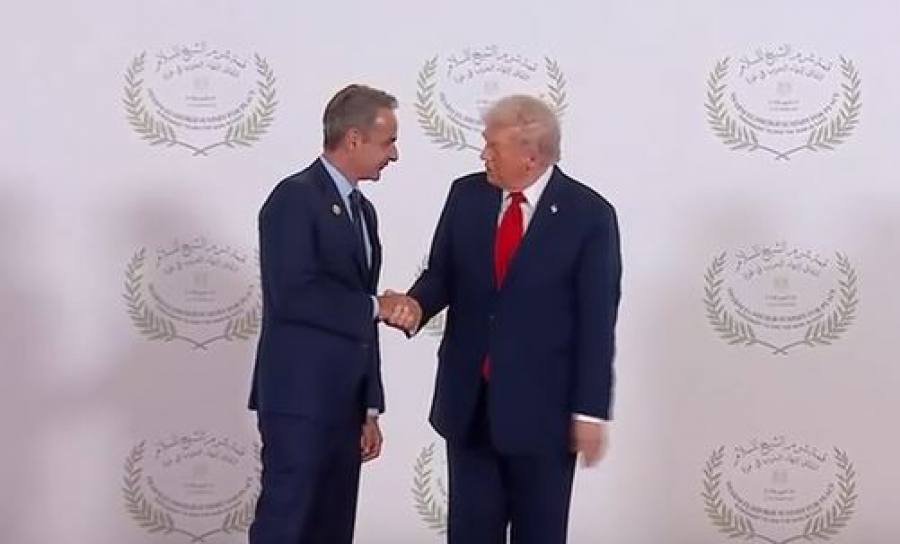 Θερμή χειραψία του πρωθυπουργού Κ. Μητσοτάκη με τον D.Trump στην Αίγυπτο