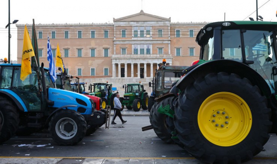 Επιστρέφουν στα μπλόκα τα τρακτέρ μετά την ολονυχτία στα Σύνταγμα