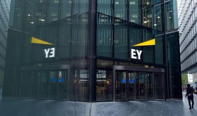 EY: Αύξηση εσόδων 4,7% παγκοσμίως το 2026, αγγίζοντας τα $57 δισ