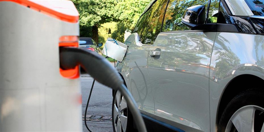 Η Γαλλία σχεδιάζει να μειώσει τις επιδοτήσεις για τα ηλεκτρικά αυτοκίνητα