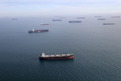 ΟilPrice: Κυρώσεις και επιθέσεις μπλοκάρουν τις προσπάθειες για τη μείωση των εκπομπών από τη ναυτιλία   