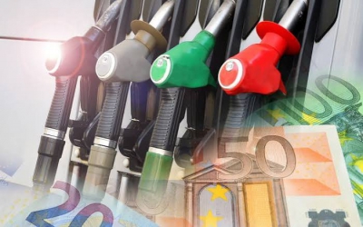 Σε διαπραγματεύσεις με τα διυλιστήρια η κυβέρνηση - Πως το ΠΑΣΟΚ κατεβάζει στα 1,38 ευρώ/λίτρο τον πήχυ για το πετρέλαιο θέρμανσης
