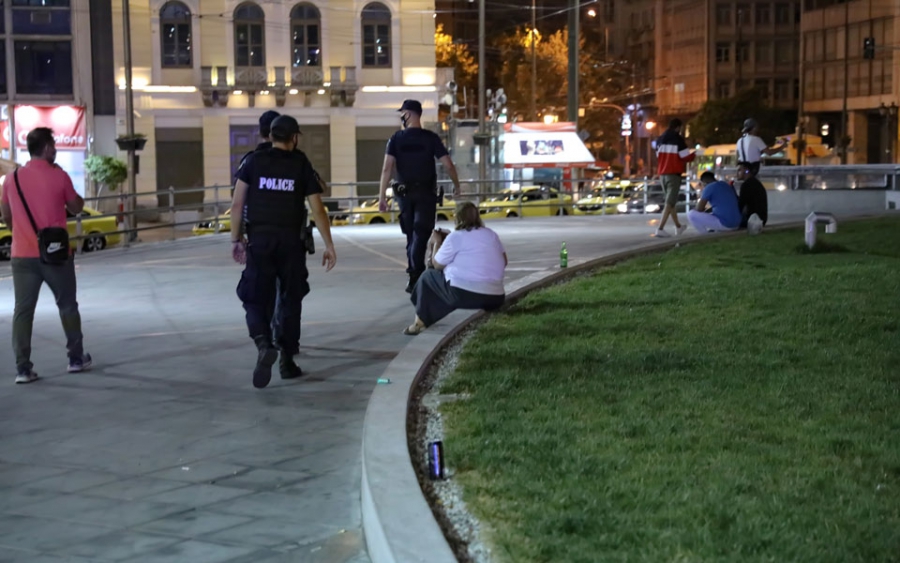 «Έφοδοι» της ΕΛ.ΑΣ. σε πλατείες για την αποτροπή συνωστισμού