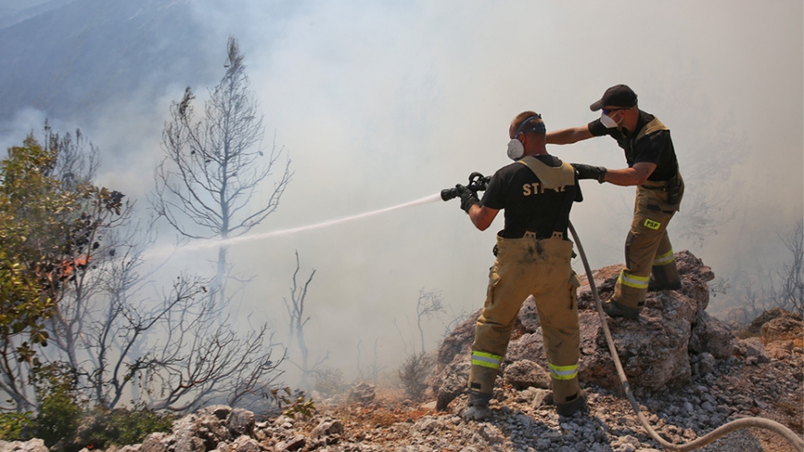 Νέα μεγάλη φωτιά στα Βίλια -Μήνυμα του 112 για εκκένωση του οικισμού