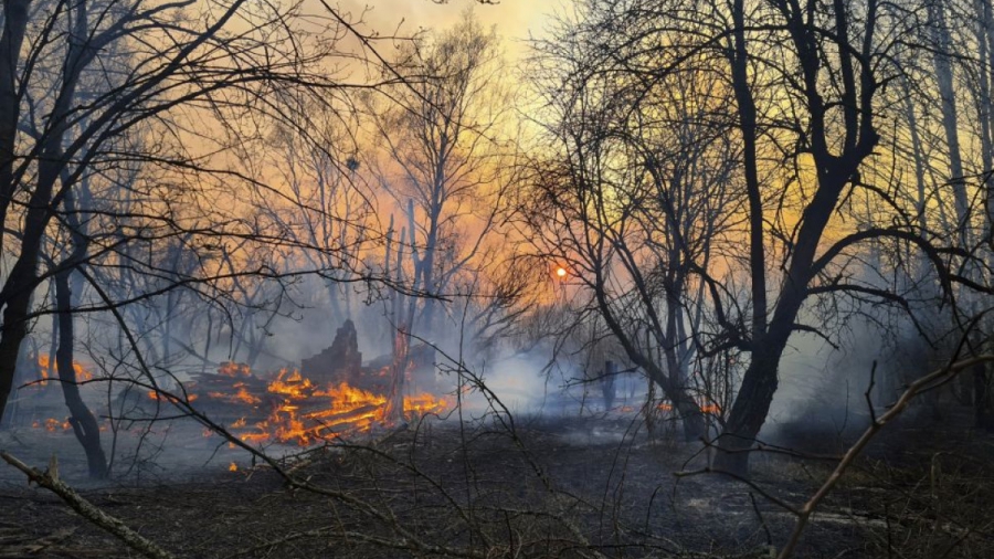 Για «κίνδυνο ραδιενεργής ακτινοβολίας» προειδοποιεί η Greenpeace για τη φωτιά στο Τσερνόμπιλ