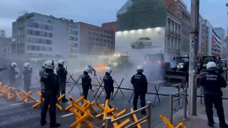 Βρυξέλλες: Επεισόδια αγροτών και αστυνομίας μπροστά στο Ευρωπαϊκό Κοινοβούλιο