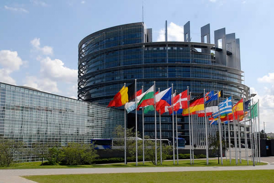 Το Ευρωπαϊκό Κοινοβούλιο στηρίζει την απαλλαγή του 90% των εταιρειών από τον συνοριακό φόρο άνθρακα (Reuters)