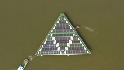 SolarDuck: Δημιούργησε μια πλωτή ηλιακή δομή που μοιάζει με ατσάλινο τρίγωνο (Eco News)