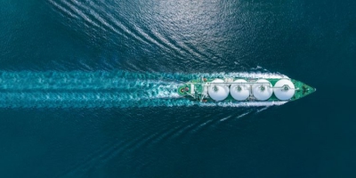ADNOC: Συνεχίζει τις φορτώσεις LNG παρά την κλιμάκωση της έντασης στο Ορμούζ (Oil Price)