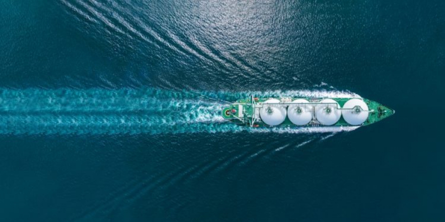 ADNOC: Συνεχίζει τις φορτώσεις LNG παρά την κλιμάκωση της έντασης στο Ορμούζ (Oil Price)