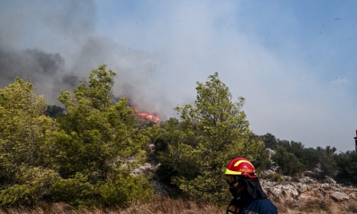 Μάχη με τις αναζωπυρώσεις στην Πάρνηθα - Μάχη να μην φτάσει η φωτιά στους Θρακομακεδόνες