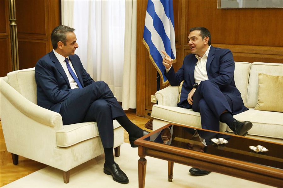 O Κυριάκος προειδοποιεί για τον λαϊκισμό αλλά ο Τσίπρας περιβάλλεται με άλλον μανδύα