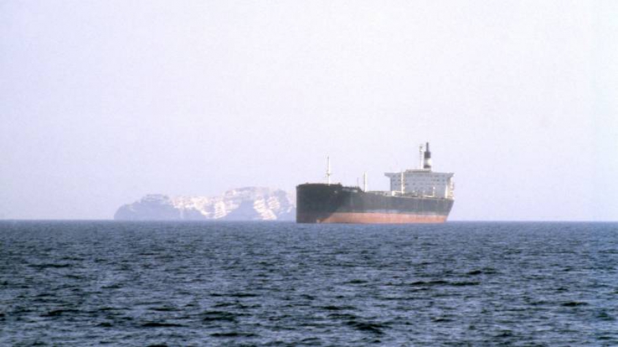Υποχωρεί κατά 4 δολάρια η τιμή του πετρελαίου καθώς τα Στενά του Ορμούζ ανοίγουν ξανά