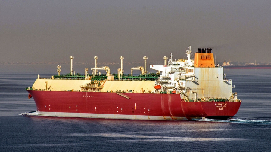 Δεξαμενόπλοιο LNG του Κατάρ αναμένει επιχείρηση διάσωσης ανοικτά του Ομάν μετά από πλήγμα με βλήμα