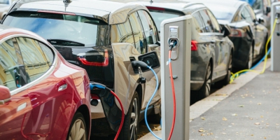 NYT: Τα ηλεκτρικά αυτοκίνητα πρέπει να ξεπεράσουν τα 50.000 μίλια για να καλύψουν τις αρχικές εκπομπές CO2
