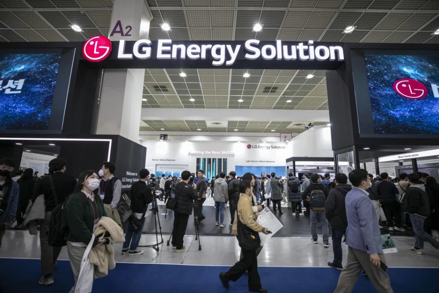 Η LG Energy Solution αγοράζει μερίδιο κοινοπραξίας από την Stellantis έναντι 100 δολαρίωn λόγω μείωσης της ζήτησης για EV (Reuters)
