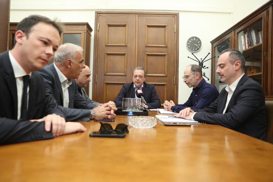 Η ΠΟΣΠΗΕΦ συνάντησε τον Φάμελλο στη Βουλή