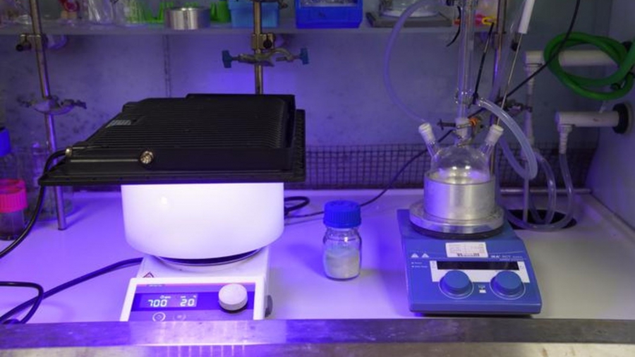 Πλαστικό μετατράπηκε σε καθαρό καύσιμο υδρογόνου χρησιμοποιώντας ηλιακό αντιδραστήρα και απόβλητα οξέος μπαταρίας (Interesting Engineering)