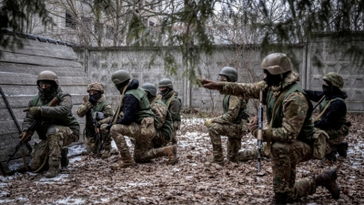 To ΝΑΤΟ εξετάζει την αποστολή εκπαιδευτών στην Ουκρανία