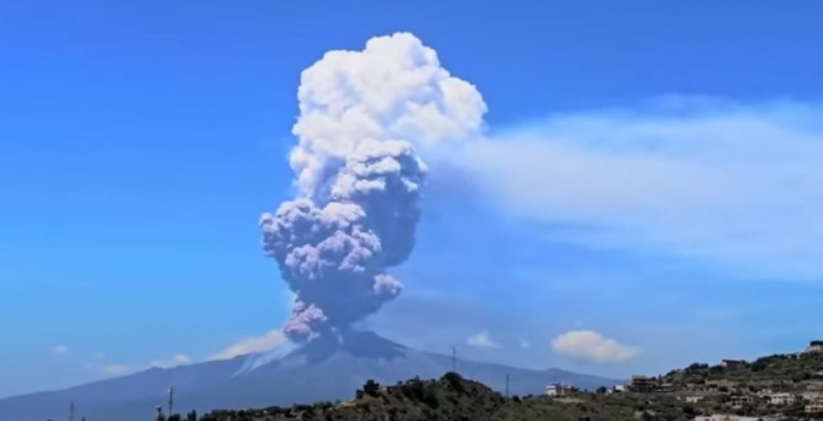 Εξερράγη ξανά η Αίτνα - Τουρίστες έτρεχαν να σωθούν (Βίντεο)