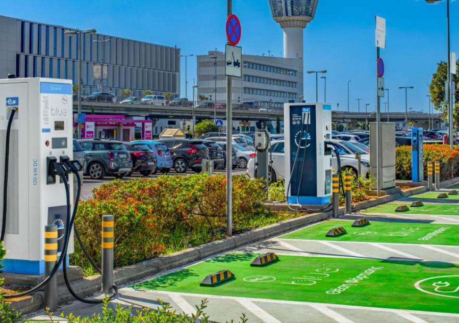 Η ΔΕΗ Blue εγκαθιστά στον Διεθνή Αερολιμένα Αθηνών το μεγαλύτερο hub σημείων φόρτισης στην Ελλάδα