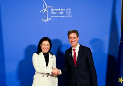 Ην. Βασίλειο και Γερμανία προχωρούν σε ηλεκτρική σύνδεση υπεράκτιων αιολικών πάρκων στη Β. Θάλασσα