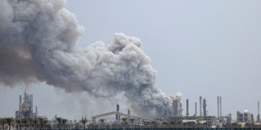 Bloomberg: Το Ιράν συνεχίζει τα πλήγματα σε διυλιστήρια του Κόλπου και ο Trump προσπαθεί να λύσει τον «γρίφο» του Ορμούζ