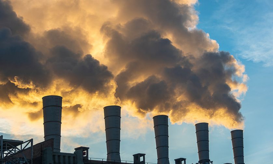 Euractiv: Οι μειωμένες τιμές ρύπων εμποδίζουν την πράσινη μετάβαση της Ευρώπης