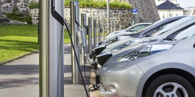 ΥΠΕΝ: Οδηγίες στους Δήμους για τους σταθμούς φόρτισης ηλεκτρικών οχημάτων
