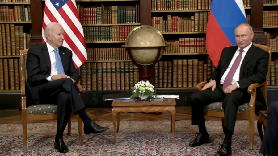 «Παγωμένα» χαμόγελα στη συνάντηση Biden - Putin - Συμφωνία για επιστροφή πρεσβευτών