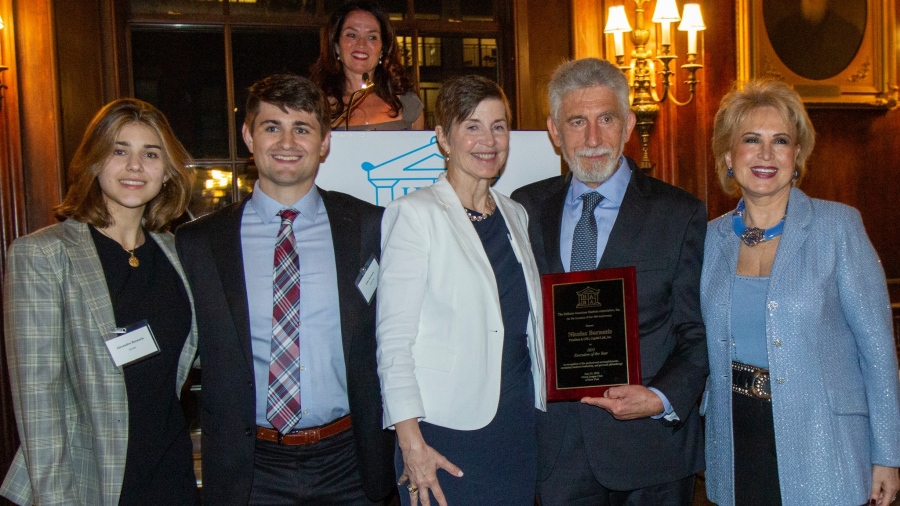 Ο Σύλλογος Ελληνο-αμερικανών Τραπεζιτών τίμησε τον Νίκο Μπορνόζη της Capital Link