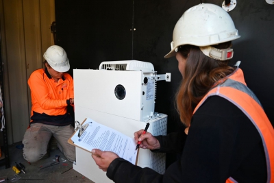 Οι οικιακές μπαταρίες γίνονται όλο και μεγαλύτερες, αφήνοντας πίσω σκέψεις για εκπτώσεις (Renew Economy)