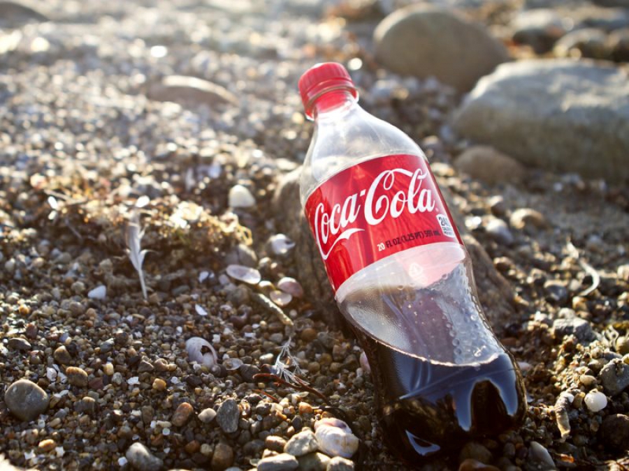 Τα πλαστικά απόβλητα της Coca-Cola στους ωκεανούς αναμένεται να φτάσουν τα 602 εκατομμύρια κιλά ετησίως έως το 2030 (The Guardian)