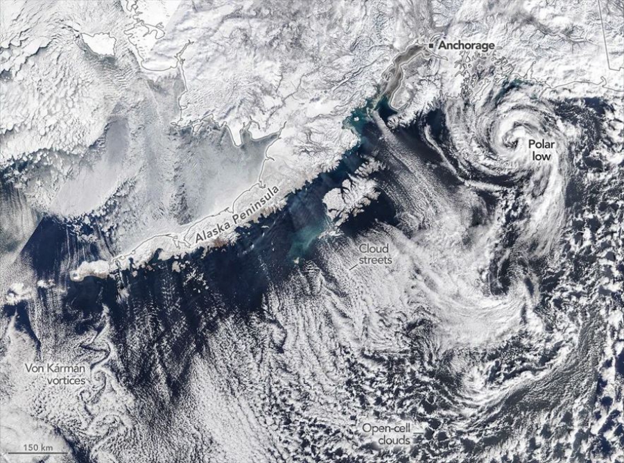 NASA: Κατέγραψε εντυπωσιακά στροβιλιζόμενα σύννεφα και μια σπάνια αρκτική καταιγίδα πάνω από την Αλάσκα