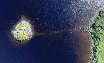 Ένα πέτρινο νησί στη Σκωτία έκρυβε ένα ξύλινο μυστικό 5.000 ετών κάτω από το νερό (earth.com)