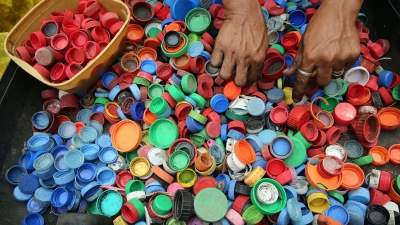 Το πλαστικό με έντονα χρώματα επιβαρύνει ακόμα περισσότερο το περιβάλλον