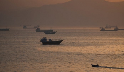 Παρά τον αποκλεισμό συνεχίζει η μικρή διέλευση πλοίων από τα Στενά του Ορμούζ