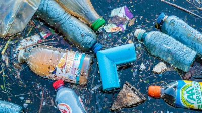 Οι παγκόσμιες εταιρείες πιέζουν για ρύθμιση της μείωσης των πλαστικών (Reuters)