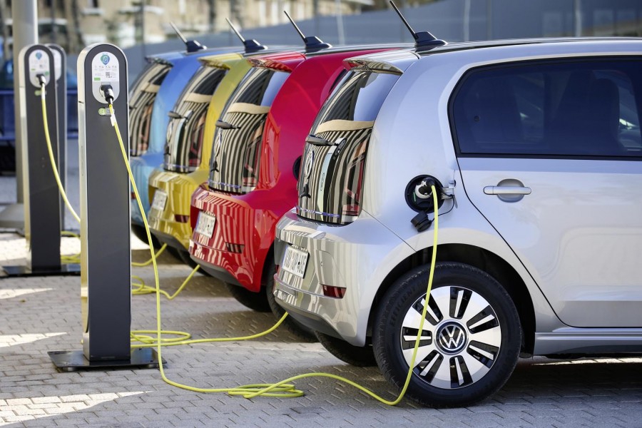 Bloomberg: Φθηνότερα από τα συμβατικά τα ηλεκτρικά αυτοκίνητα έως το 2027