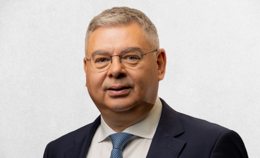 Προσαρμόζουμε τη στρατηγική μας για να είμαστε μέρος της λύσης