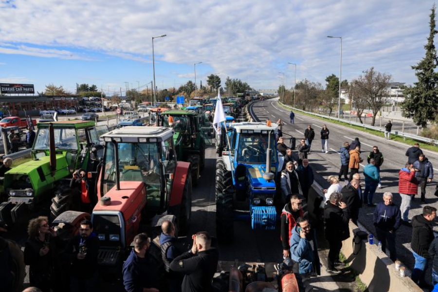 Κλιμακώνονται οι κινητοποιήσεις των αγροτών με μπλόκα σε όλη την Ελλάδα